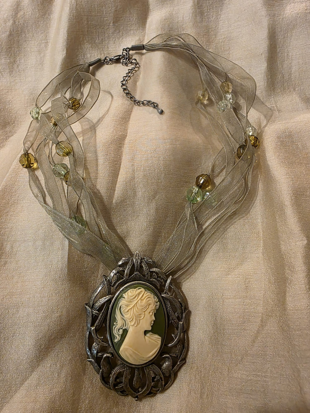 Vintage kaelakee amuletiga