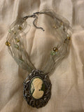 Vintage kaelakee amuletiga